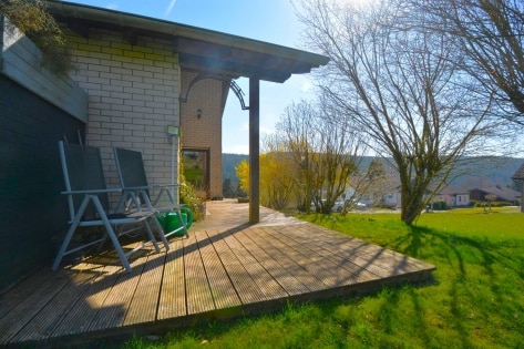 Ruhig gelegenes, freistehendes Einfamilienhaus + 2 zus�tzliche Baugrundst�cke, mit �berdachter Terrasse, Garage und herrlicher Aussicht