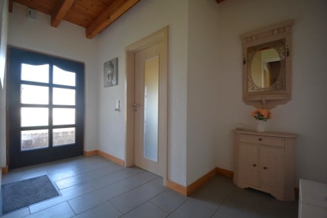 Ruhig gelegenes, freistehendes Einfamilienhaus + 2 zus�tzliche Baugrundst�cke, mit �berdachter Terrasse, Garage und herrlicher Aussicht