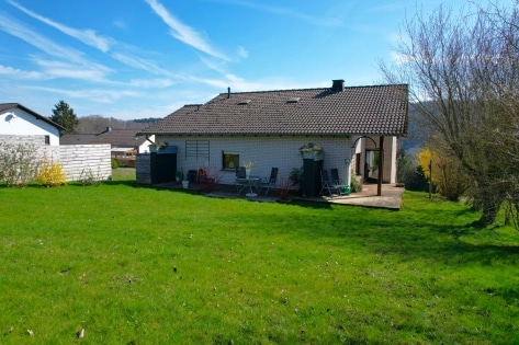 Ruhig gelegenes, freistehendes Einfamilienhaus + 2 zus�tzliche Baugrundst�cke, mit �berdachter Terrasse, Garage und herrlicher Aussicht