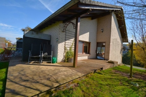 Ruhig gelegenes, freistehendes Einfamilienhaus + 2 zus�tzliche Baugrundst�cke, mit �berdachter Terrasse, Garage und herrlicher Aussicht