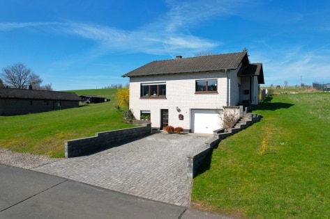 Ruhig gelegenes, freistehendes Einfamilienhaus + 2 zus�tzliche Baugrundst�cke, mit �berdachter Terrasse, Garage und herrlicher Aussicht