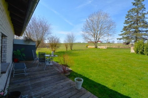 Ruhig gelegenes, freistehendes Einfamilienhaus + 2 zus�tzliche Baugrundst�cke, mit �berdachter Terrasse, Garage und herrlicher Aussicht