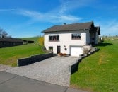 Ruhig gelegenes, freistehendes Einfamilienhaus + 2 zus�tzliche Baugrundst�cke, mit �berdachter Terrasse, Garage und herrlicher Aussicht