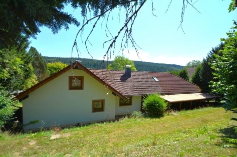 Ruhig gelegenes, freistehendes Einfamilienhaus mit berdachter Terrasse, Carport und schner Aussicht