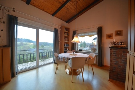 Ruhig gelegenes, freistehendes Einfamilienhaus mit Balkon, Terrasse. Garage und Aussicht