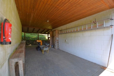 Ruhig gelegenes, freistehendes Einfamilienhaus mit berdachter Terrasse, Carport und schner Aussicht