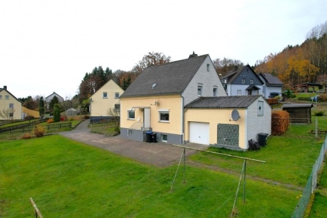 Ruhig gelegenes, freistehendes Einfamilienhaus mit Garage, Garten und herrlicher Aussicht