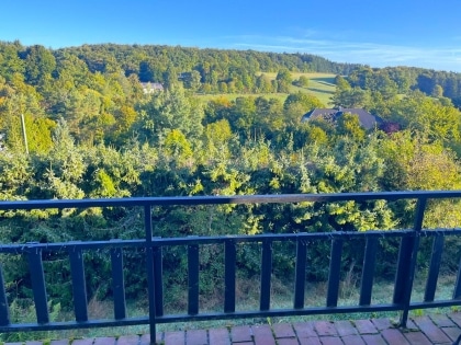 Ruhig gelegenes, freistehendes Einfamilienhaus mit Balkon, Terrasse. Garage und Aussicht