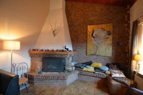 Ruhig gelegenes, freistehendes Einfamilienhaus mit Balkon, Terrasse. Garage und Aussicht