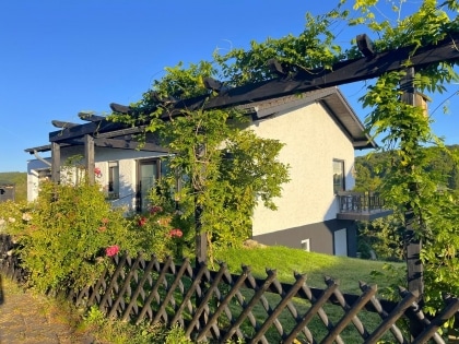 Ruhig gelegenes, freistehendes Einfamilienhaus mit Balkon, Terrasse. Garage und Aussicht