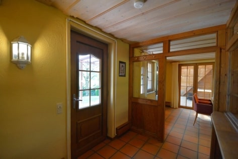 Ruhig gelegenes, freistehendes Einfamilienhaus mit berdachter Terrasse, Carport und schner Aussicht