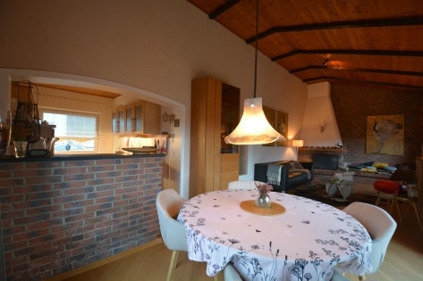 Ruhig gelegenes, freistehendes Einfamilienhaus mit Balkon, Terrasse. Garage und Aussicht