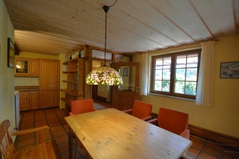 Ruhig gelegenes, freistehendes Einfamilienhaus mit berdachter Terrasse, Carport und schner Aussicht