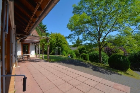 Ruhig gelegenes, freistehendes Einfamilienhaus mit berdachter Terrasse, Carport und schner Aussicht