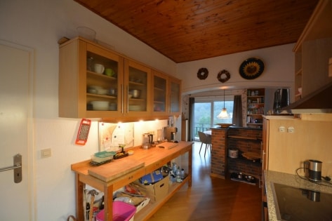 Ruhig gelegenes, freistehendes Einfamilienhaus mit Balkon, Terrasse. Garage und Aussicht