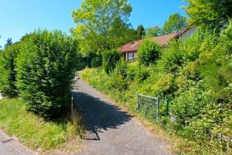 Ruhig gelegenes, freistehendes Einfamilienhaus mit berdachter Terrasse, Carport und schner Aussicht