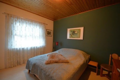 Ruhig gelegenes, freistehendes Einfamilienhaus mit Balkon, Terrasse. Garage und Aussicht