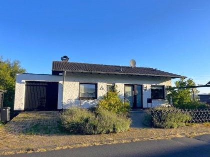 Ruhig gelegenes, freistehendes Einfamilienhaus mit Balkon, Terrasse. Garage und Aussicht
