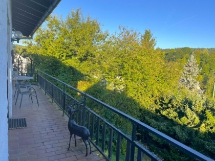 Ruhig gelegenes, freistehendes Einfamilienhaus mit Balkon, Terrasse. Garage und Aussicht