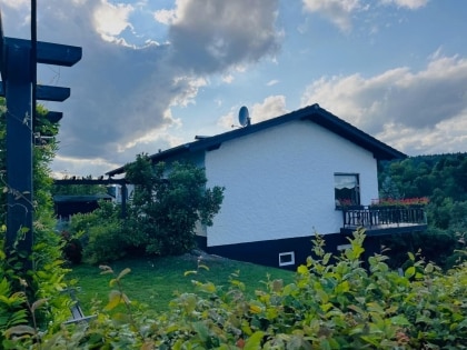 Ruhig gelegenes, freistehendes Einfamilienhaus mit Balkon, Terrasse. Garage und Aussicht