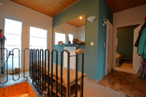 Ruhig gelegenes, freistehendes Einfamilienhaus mit Balkon, Terrasse. Garage und Aussicht