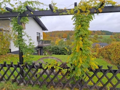 Ruhig gelegenes, freistehendes Einfamilienhaus mit Balkon, Terrasse. Garage und Aussicht