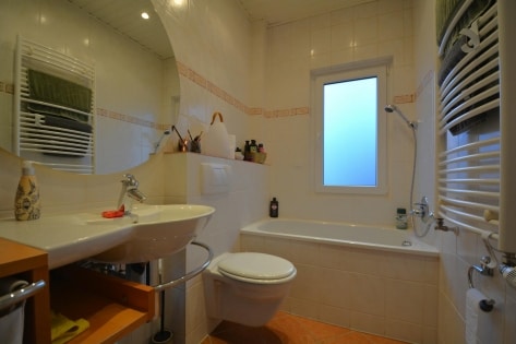 Ruhig gelegenes, freistehendes Einfamilienhaus mit Balkon, Terrasse. Garage und Aussicht