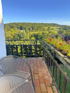 Ruhig gelegenes, freistehendes Einfamilienhaus mit Balkon, Terrasse. Garage und Aussicht