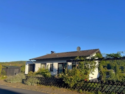 Ruhig gelegenes, freistehendes Einfamilienhaus mit Balkon, Terrasse. Garage und Aussicht