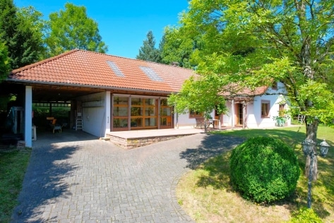 Ruhig gelegenes, freistehendes Einfamilienhaus mit berdachter Terrasse, Carport und schner Aussicht