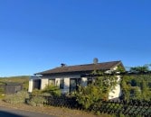 Ruhig gelegenes, freistehendes Einfamilienhaus mit Balkon, Terrasse. Garage und Aussicht