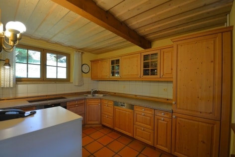 Ruhig gelegenes, freistehendes Einfamilienhaus mit berdachter Terrasse, Carport und schner Aussicht