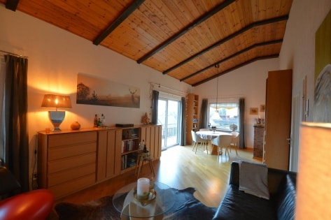 Ruhig gelegenes, freistehendes Einfamilienhaus mit Balkon, Terrasse. Garage und Aussicht