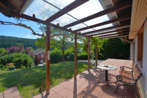 Ruhig gelegenes, freistehendes Einfamilienhaus mit berdachter Terrasse, Carport und schner Aussicht