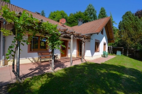 Ruhig gelegenes, freistehendes Einfamilienhaus mit berdachter Terrasse, Carport und schner Aussicht