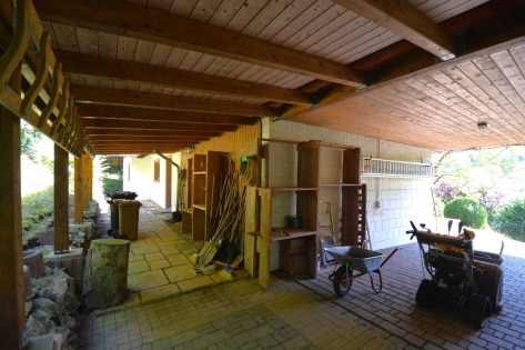 Ruhig gelegenes, freistehendes Einfamilienhaus mit berdachter Terrasse, Carport und schner Aussicht