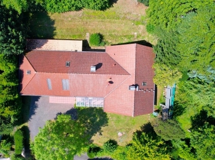 Ruhig gelegenes, freistehendes Einfamilienhaus mit berdachter Terrasse, Carport und schner Aussicht