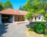 Ruhig gelegenes, freistehendes Einfamilienhaus mit berdachter Terrasse, Carport und schner Aussicht