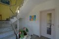 Ruhig gelegenes, freistehendes Haus mit 3 Wohnungen, Terrasse, 2 Balkonen, Garten, Garage und Ausblick