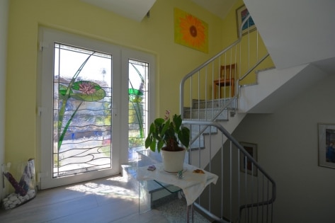 Ruhig gelegenes, freistehendes Haus mit 3 Wohnungen, Terrasse, 2 Balkonen, Garten, Garage und Ausblick