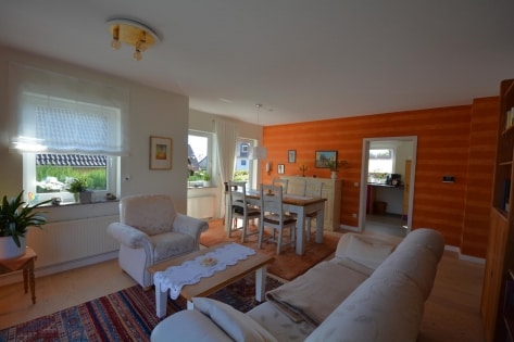 Ruhig gelegenes, freistehendes Haus mit 3 Wohnungen, Terrasse, 2 Balkonen, Garten, Garage und Ausblick