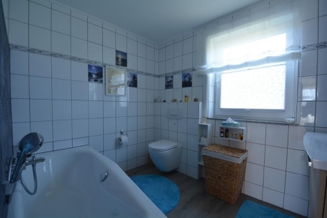 Ruhig gelegenes, freistehendes Haus mit 3 Wohnungen, Terrasse, 2 Balkonen, Garten, Garage und Ausblick