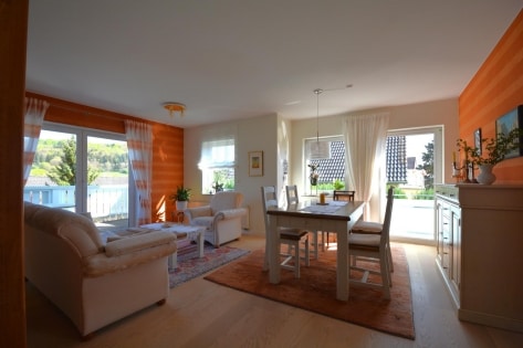 Ruhig gelegenes, freistehendes Haus mit 3 Wohnungen, Terrasse, 2 Balkonen, Garten, Garage und Ausblick
