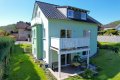 Ruhig gelegenes, freistehendes Haus mit 3 Wohnungen, Terrasse, 2 Balkonen, Garten, Garage und Ausblick
