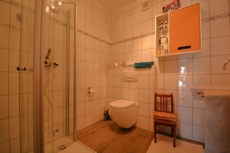 Ruhig gelegenes, freistehendes Haus mit 3 Wohnungen, Terrasse, 2 Balkonen, Garten, Garage und Ausblick