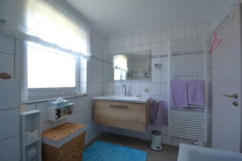 Ruhig gelegenes, freistehendes Haus mit 3 Wohnungen, Terrasse, 2 Balkonen, Garten, Garage und Ausblick