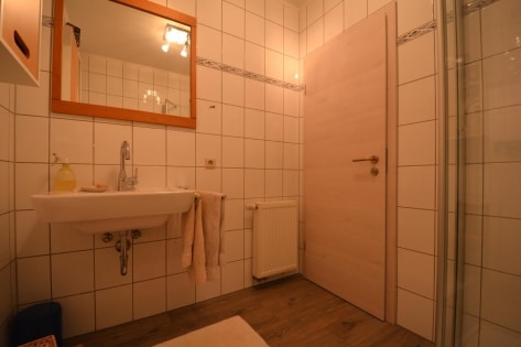 Ruhig gelegenes, freistehendes Haus mit 3 Wohnungen, Terrasse, 2 Balkonen, Garten, Garage und Ausblick