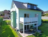 Ruhig gelegenes, freistehendes Haus mit 3 Wohnungen, Terrasse, 2 Balkonen, Garten, Garage und Ausblick