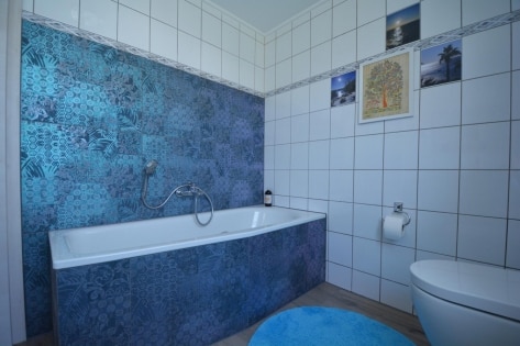 Ruhig gelegenes, freistehendes Haus mit 3 Wohnungen, Terrasse, 2 Balkonen, Garten, Garage und Ausblick