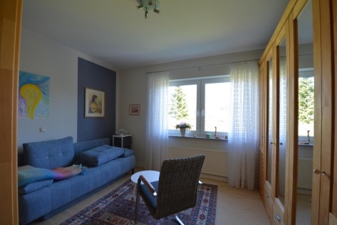 Ruhig gelegenes, freistehendes Haus mit 3 Wohnungen, Terrasse, 2 Balkonen, Garten, Garage und Ausblick